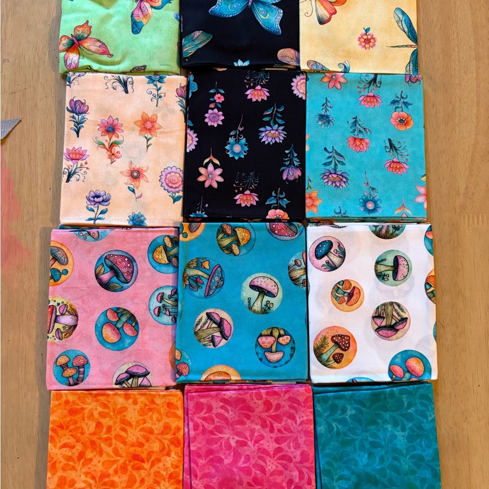 QT Quilting Fabrics Fat Quarter bundle 12 fat quarters - Picture 4 of 7